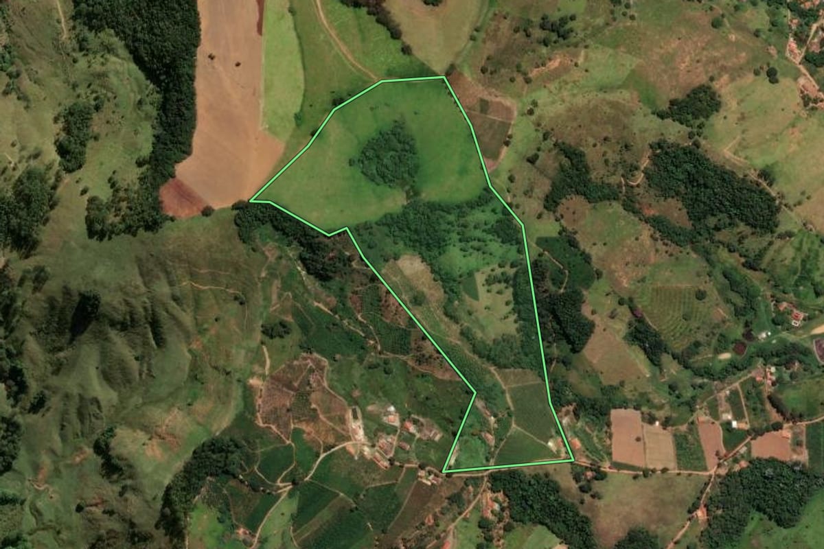 Imagem de satélite do imóvel rural em Socorro (SP), com o contorno declarado no CAR desenhado por cima.