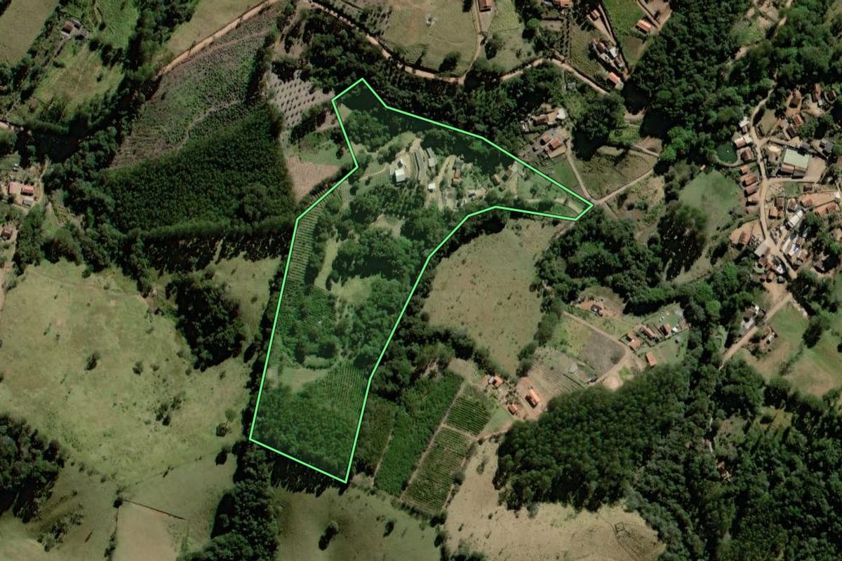 Imagem de satélite do imóvel rural em Socorro (SP), com o contorno declarado no CAR desenhado por cima.