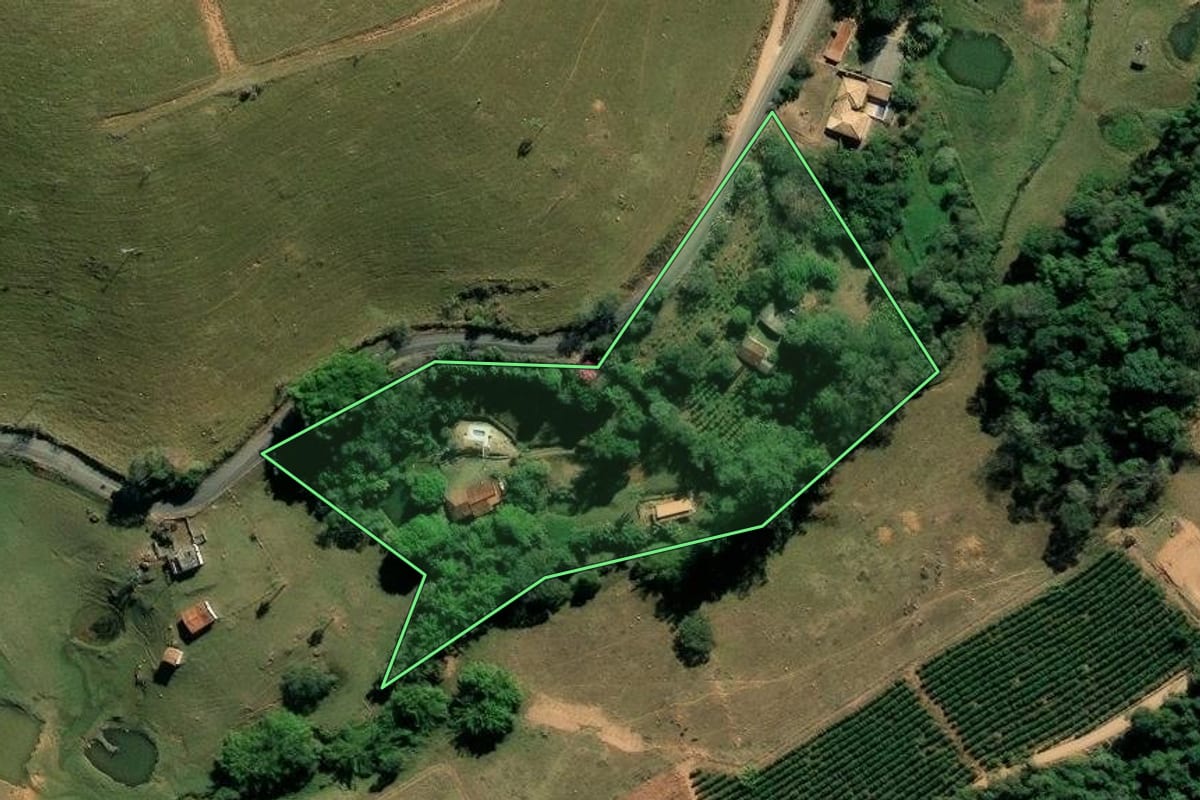 Imagem de satélite do imóvel rural em Socorro (SP), com o contorno declarado no CAR desenhado por cima.