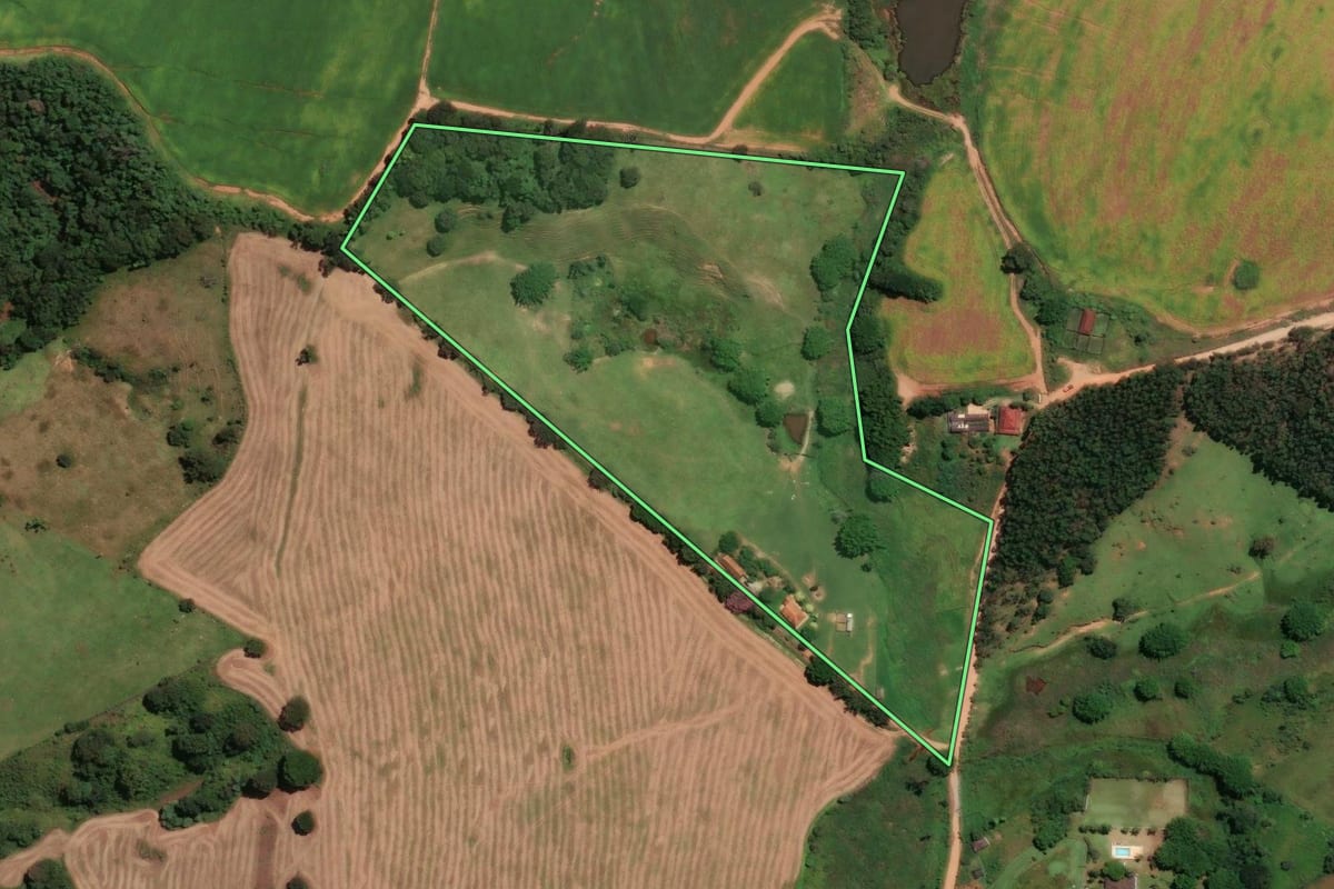 Imagem de satélite do imóvel rural em Socorro (SP), com o contorno declarado no CAR desenhado por cima.