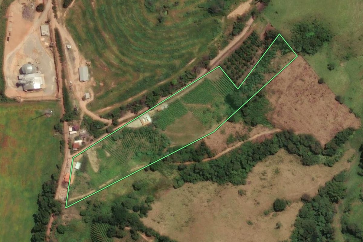 Imagem de satélite do imóvel rural em Socorro (SP), com o contorno declarado no CAR desenhado por cima.