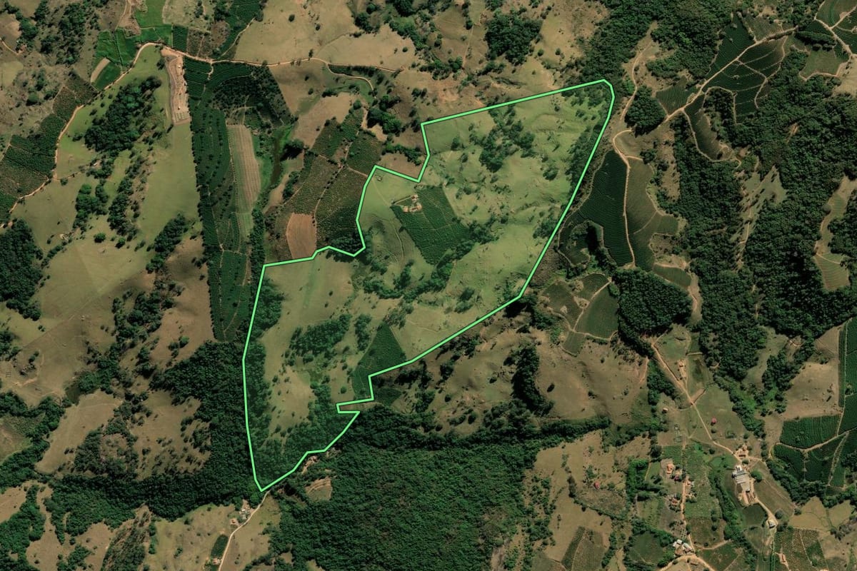 Imagem de satélite do imóvel rural em Socorro (SP), com o contorno declarado no CAR desenhado por cima.