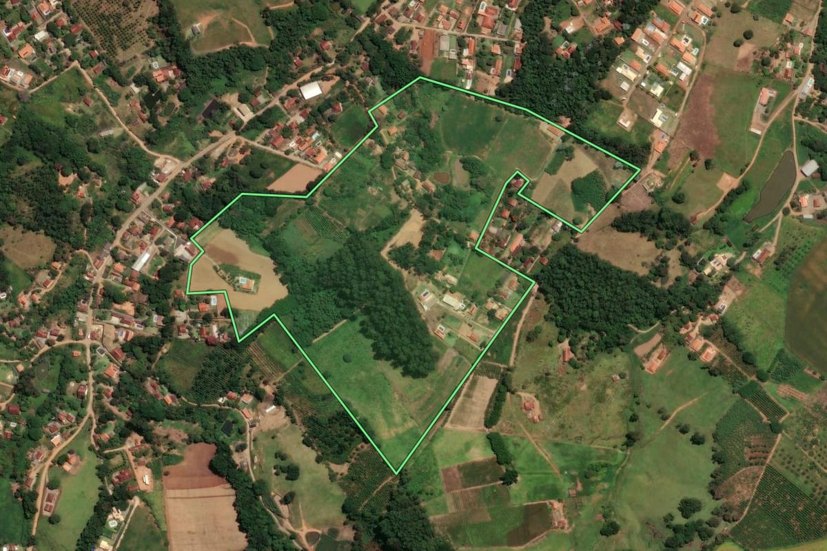 Imagem de satélite do imóvel rural em Socorro (SP), com o contorno declarado no CAR desenhado por cima.