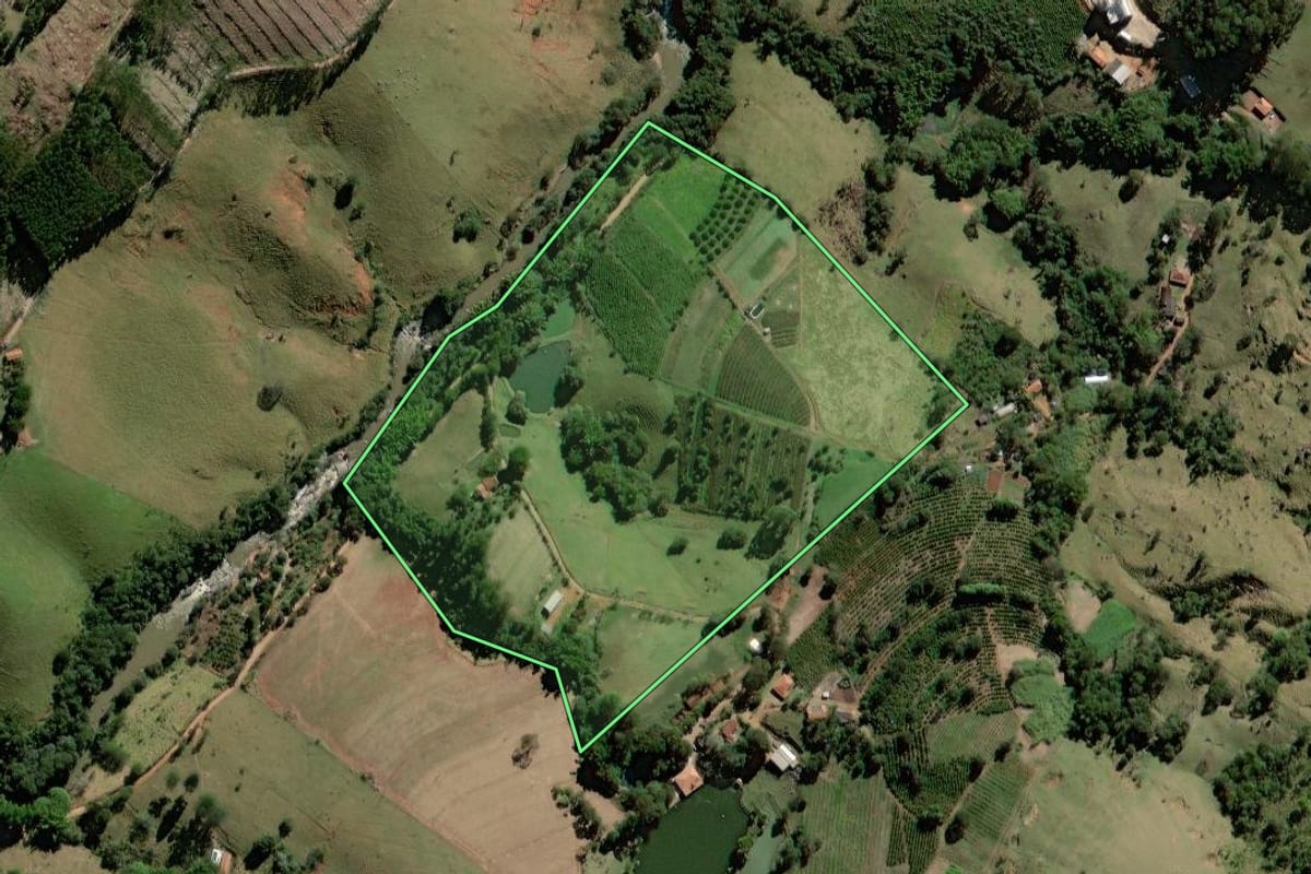 Imagem de satélite do imóvel rural em Socorro (SP), com o contorno declarado no CAR desenhado por cima.