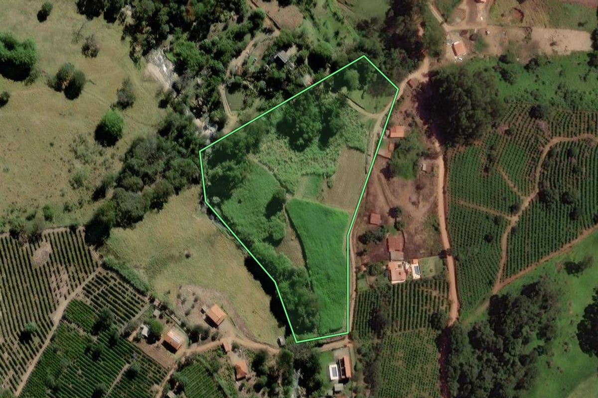 Imagem de satélite do imóvel rural em Socorro (SP), com o contorno declarado no CAR desenhado por cima.