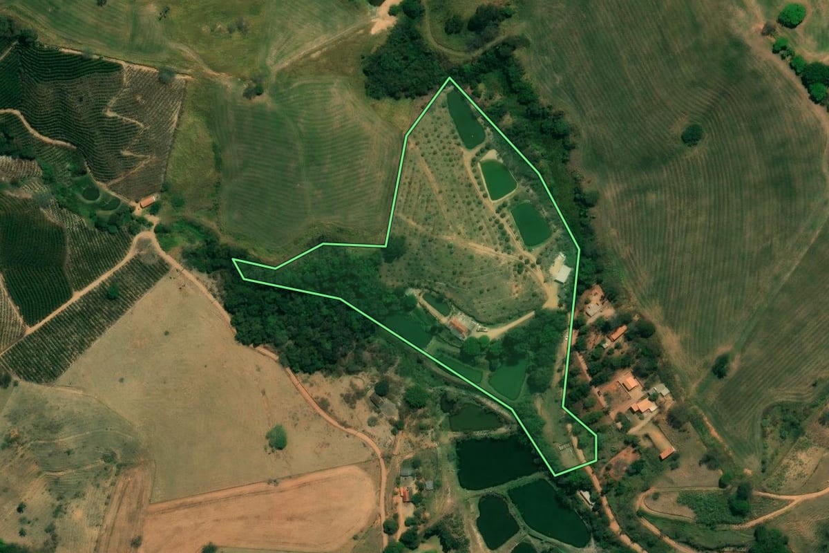 Imagem de satélite do imóvel rural em Socorro (SP), com o contorno declarado no CAR desenhado por cima.
