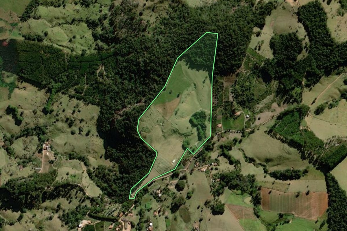 Imagem de satélite do imóvel rural em Socorro (SP), com o contorno declarado no CAR desenhado por cima.
