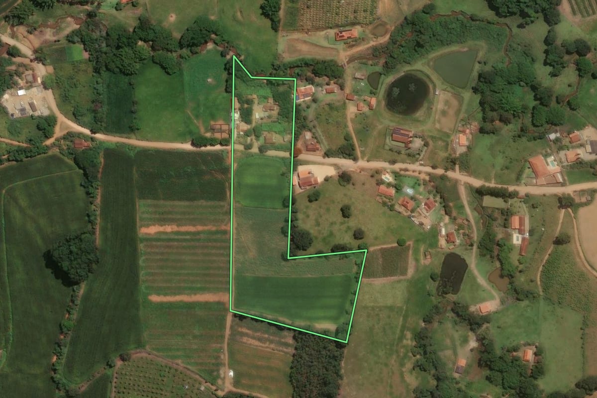 Imagem de satélite do imóvel rural em Socorro (SP), com o contorno declarado no CAR desenhado por cima.