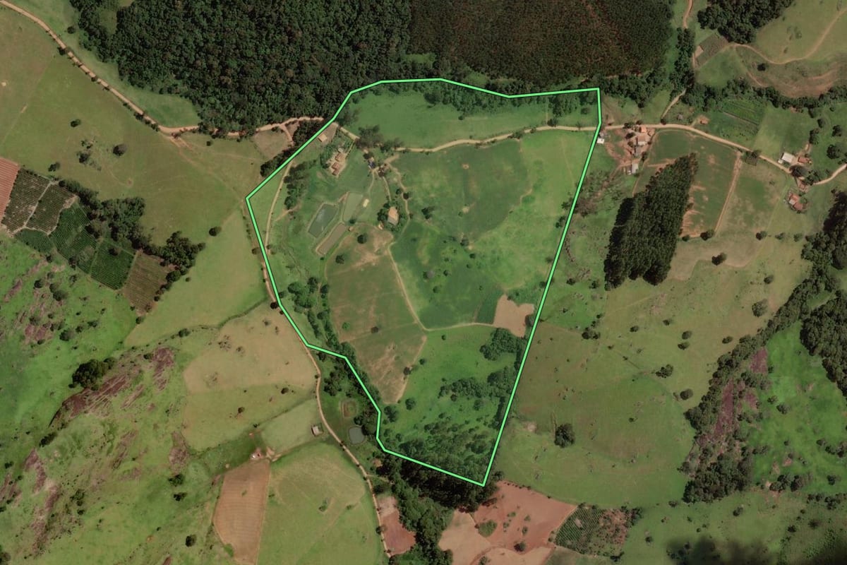 Imagem de satélite do imóvel rural em Socorro (SP), com o contorno declarado no CAR desenhado por cima.