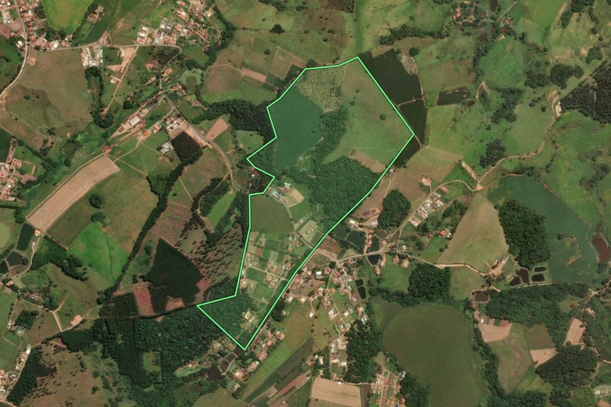 Imagem de satélite do imóvel rural em Socorro (SP), com o contorno declarado no CAR desenhado por cima.