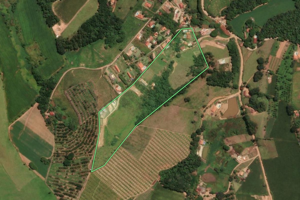 Imagem de satélite do imóvel rural em Socorro (SP), com o contorno declarado no CAR desenhado por cima.