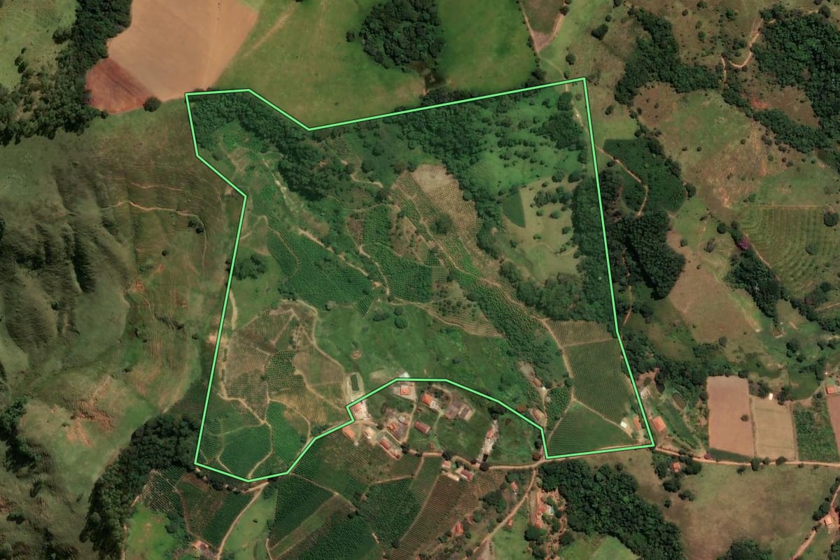 Imagem de satélite do imóvel rural em Socorro (SP), com o contorno declarado no CAR desenhado por cima.
