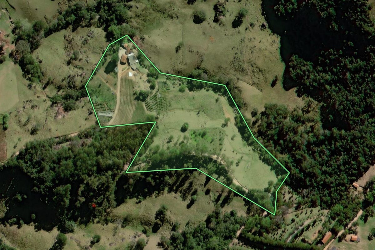 Imagem de satélite do imóvel rural em Socorro (SP), com o contorno declarado no CAR desenhado por cima.