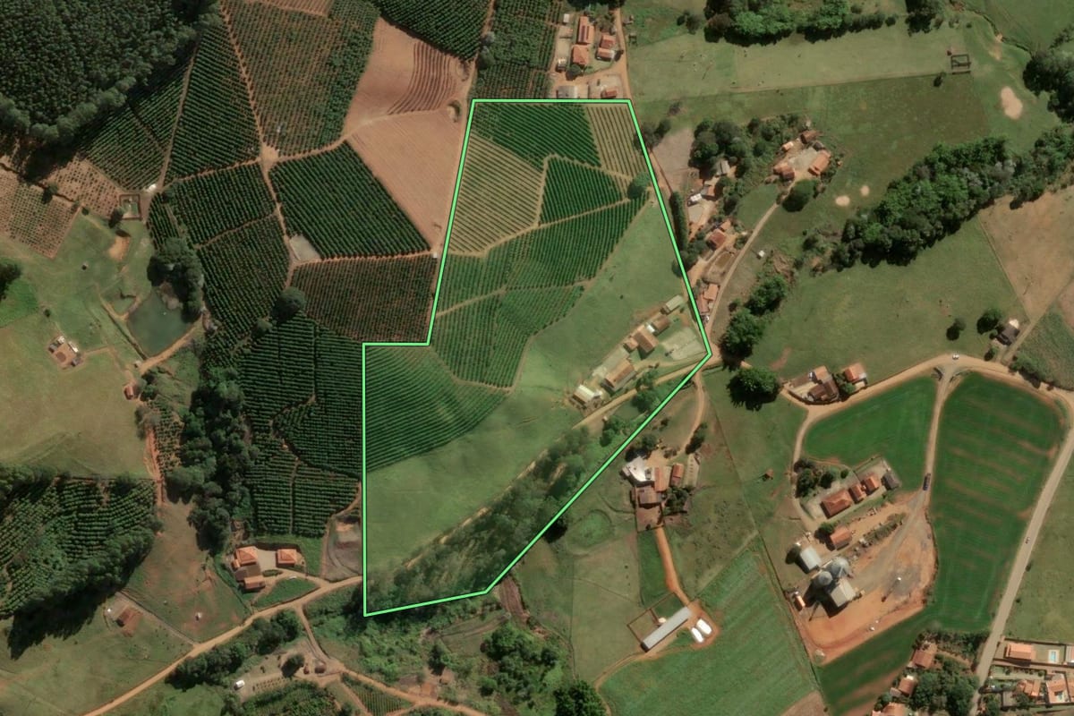 Imagem de satélite do imóvel rural em Socorro (SP), com o contorno declarado no CAR desenhado por cima.