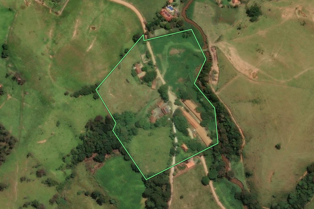 Imagem de satélite do imóvel rural em Socorro (SP), com o contorno declarado no CAR desenhado por cima.
