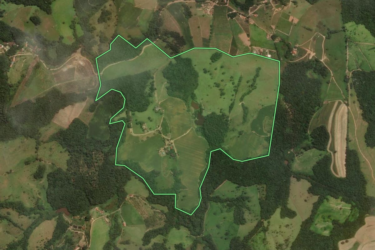 Imagem de satélite do imóvel rural em Socorro (SP), com o contorno declarado no CAR desenhado por cima.