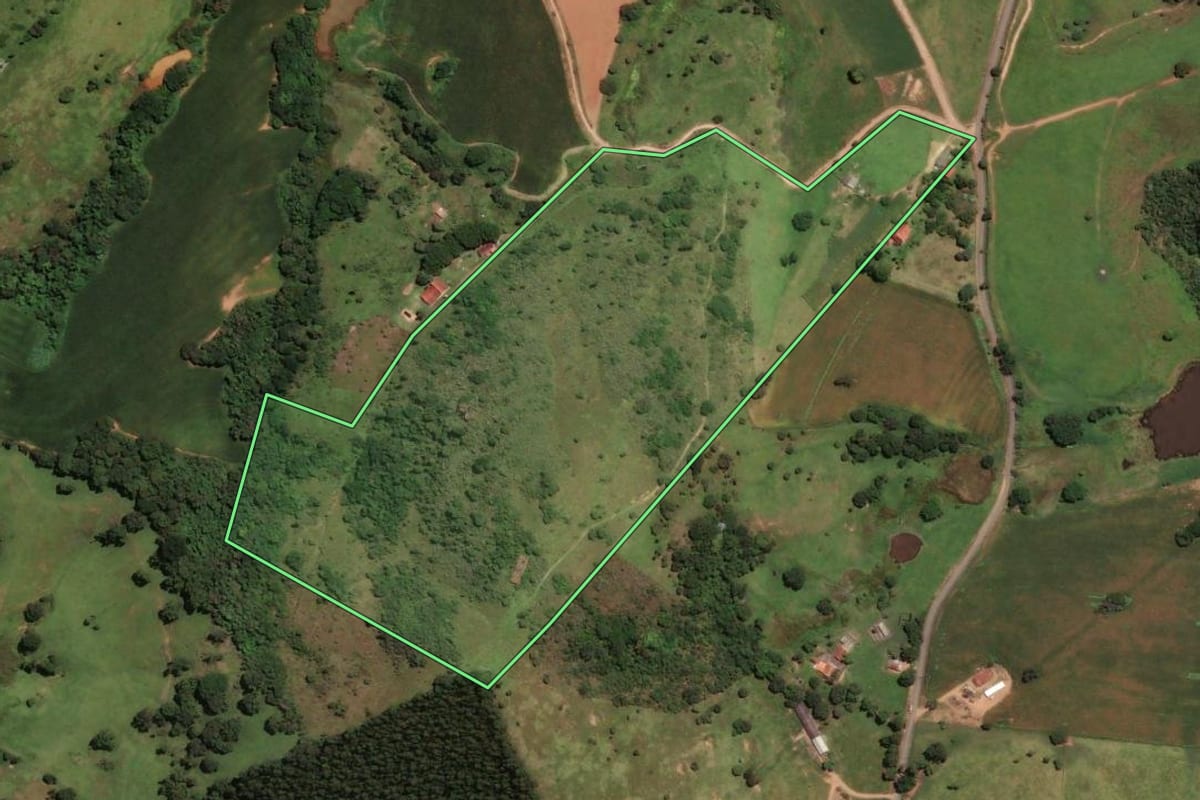 Imagem de satélite do imóvel rural em Socorro (SP), com o contorno declarado no CAR desenhado por cima.