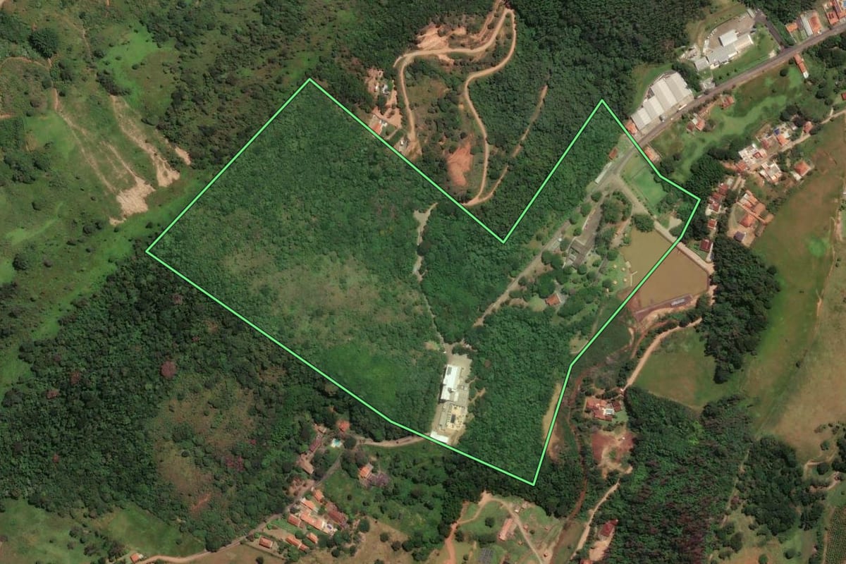 Imagem de satélite do imóvel rural em Socorro (SP), com o contorno declarado no CAR desenhado por cima.