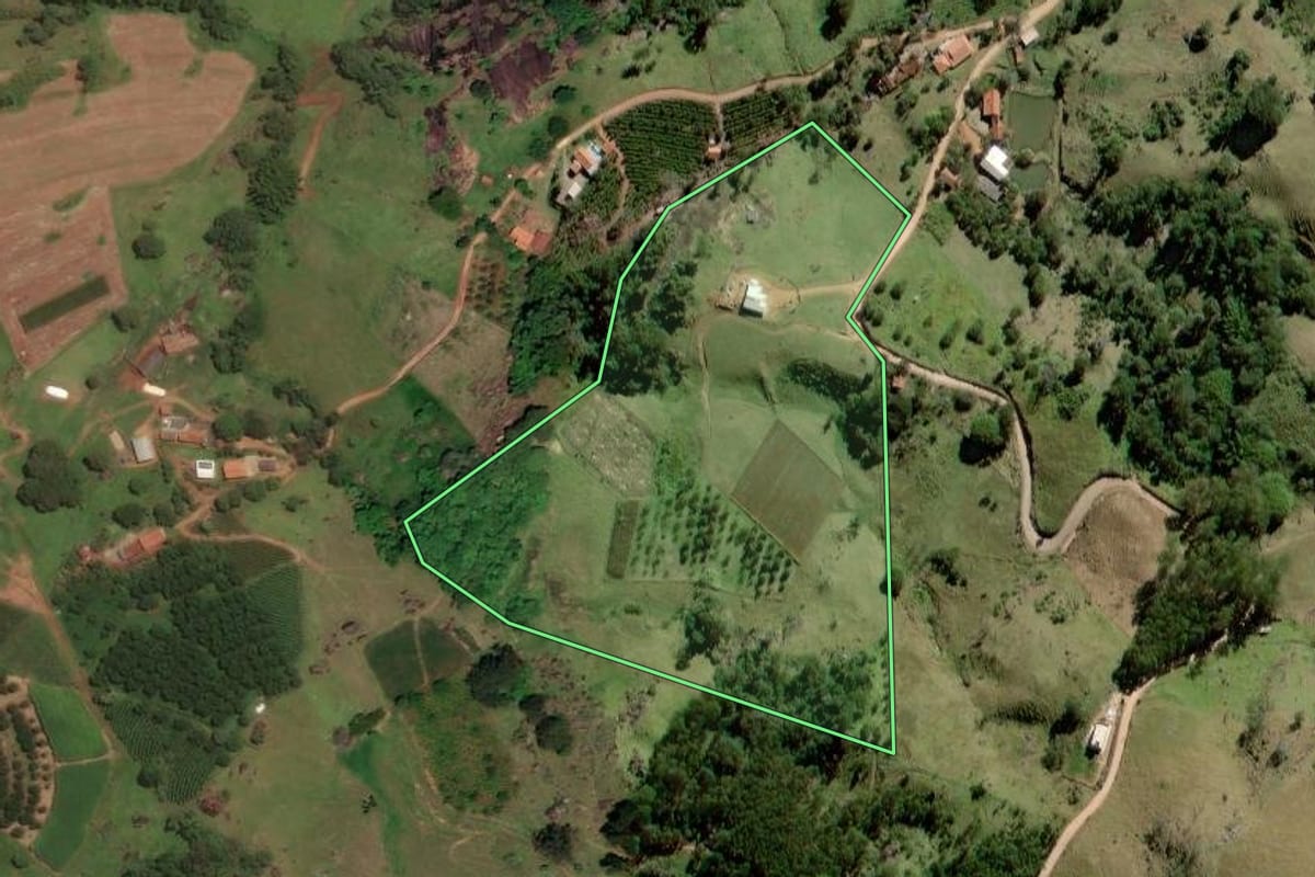 Imagem de satélite do imóvel rural em Socorro (SP), com o contorno declarado no CAR desenhado por cima.