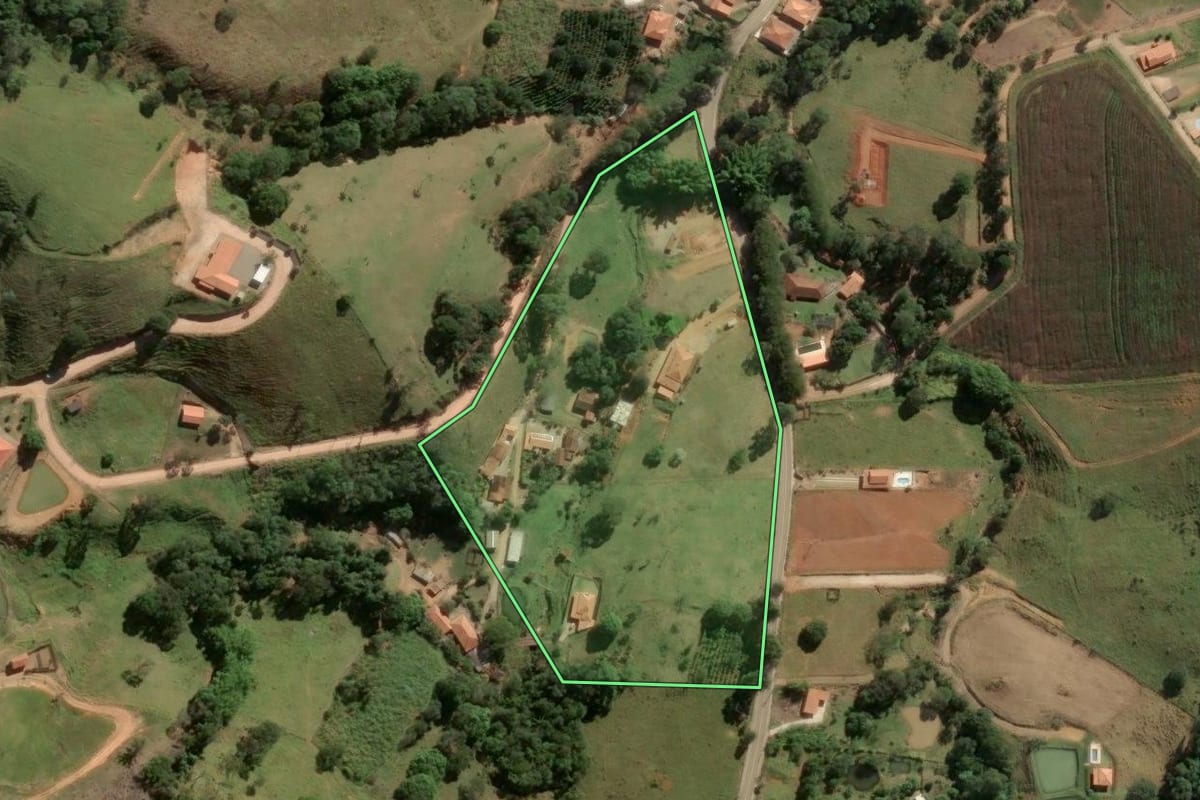 Imagem de satélite do imóvel rural em Socorro (SP), com o contorno declarado no CAR desenhado por cima.