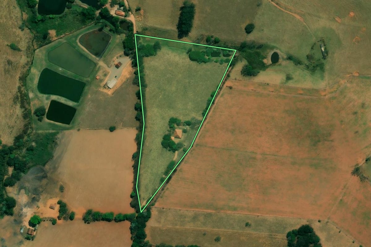 Imagem de satélite do imóvel rural em Socorro (SP), com o contorno declarado no CAR desenhado por cima.
