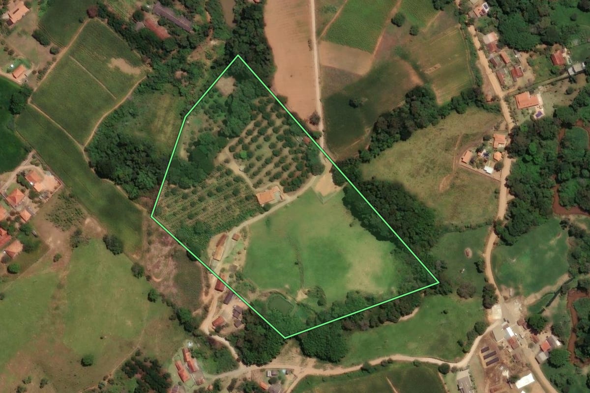 Imagem de satélite do imóvel rural em Socorro (SP), com o contorno declarado no CAR desenhado por cima.