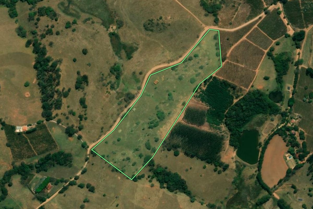 Imagem de satélite do imóvel rural em Socorro (SP), com o contorno declarado no CAR desenhado por cima.