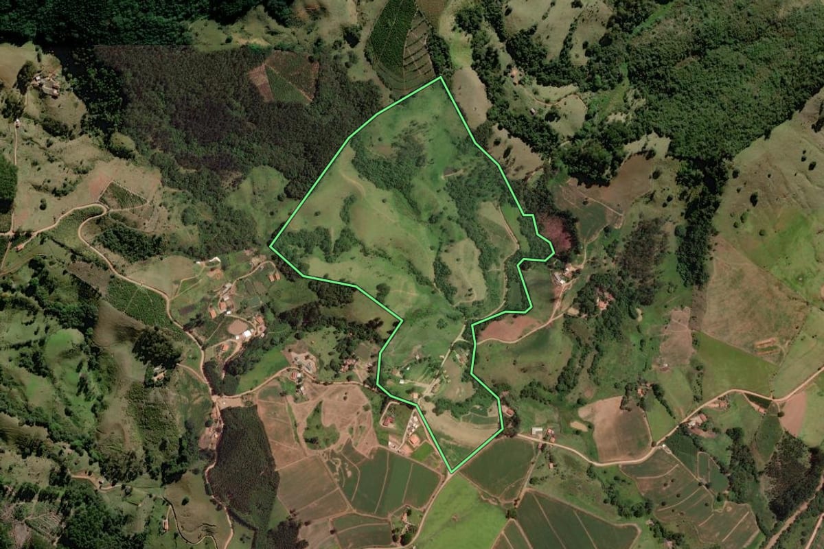 Imagem de satélite do imóvel rural em Socorro (SP), com o contorno declarado no CAR desenhado por cima.
