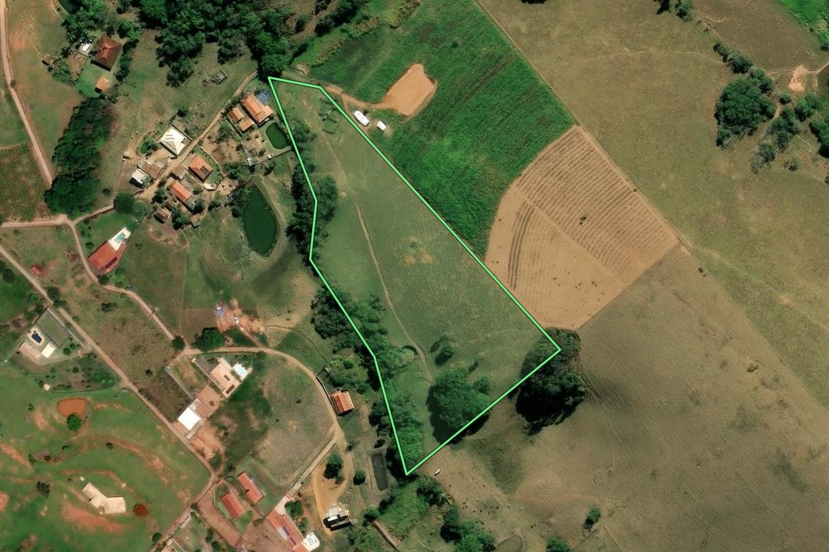 Imagem de satélite do imóvel rural em Socorro (SP), com o contorno declarado no CAR desenhado por cima.
