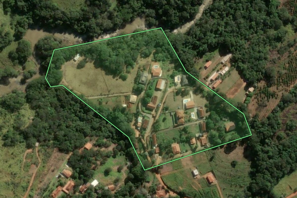 Imagem de satélite do imóvel rural em Socorro (SP), com o contorno declarado no CAR desenhado por cima.