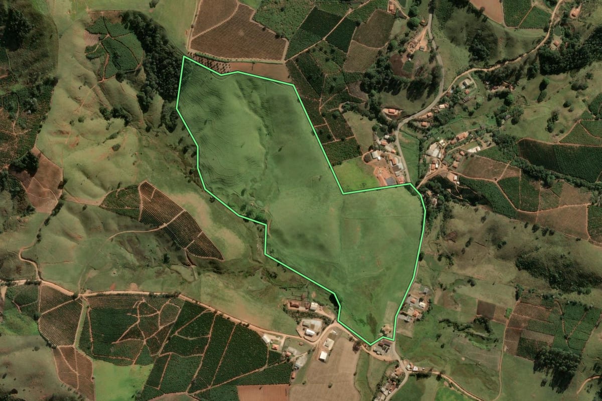 Imagem de satélite do imóvel rural em Socorro (SP), com o contorno declarado no CAR desenhado por cima.
