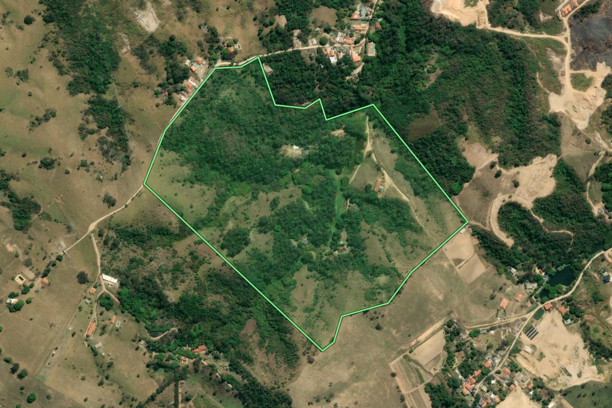 Imagem de satélite do imóvel rural em Sorocaba (SP), com o contorno declarado no CAR desenhado por cima.