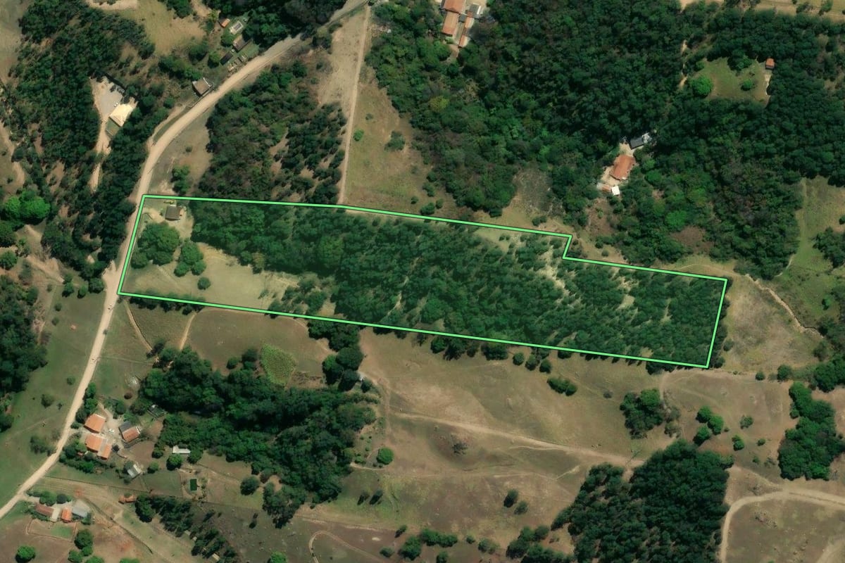 Imagem de satélite do imóvel rural em Sorocaba (SP), com o contorno declarado no CAR desenhado por cima.