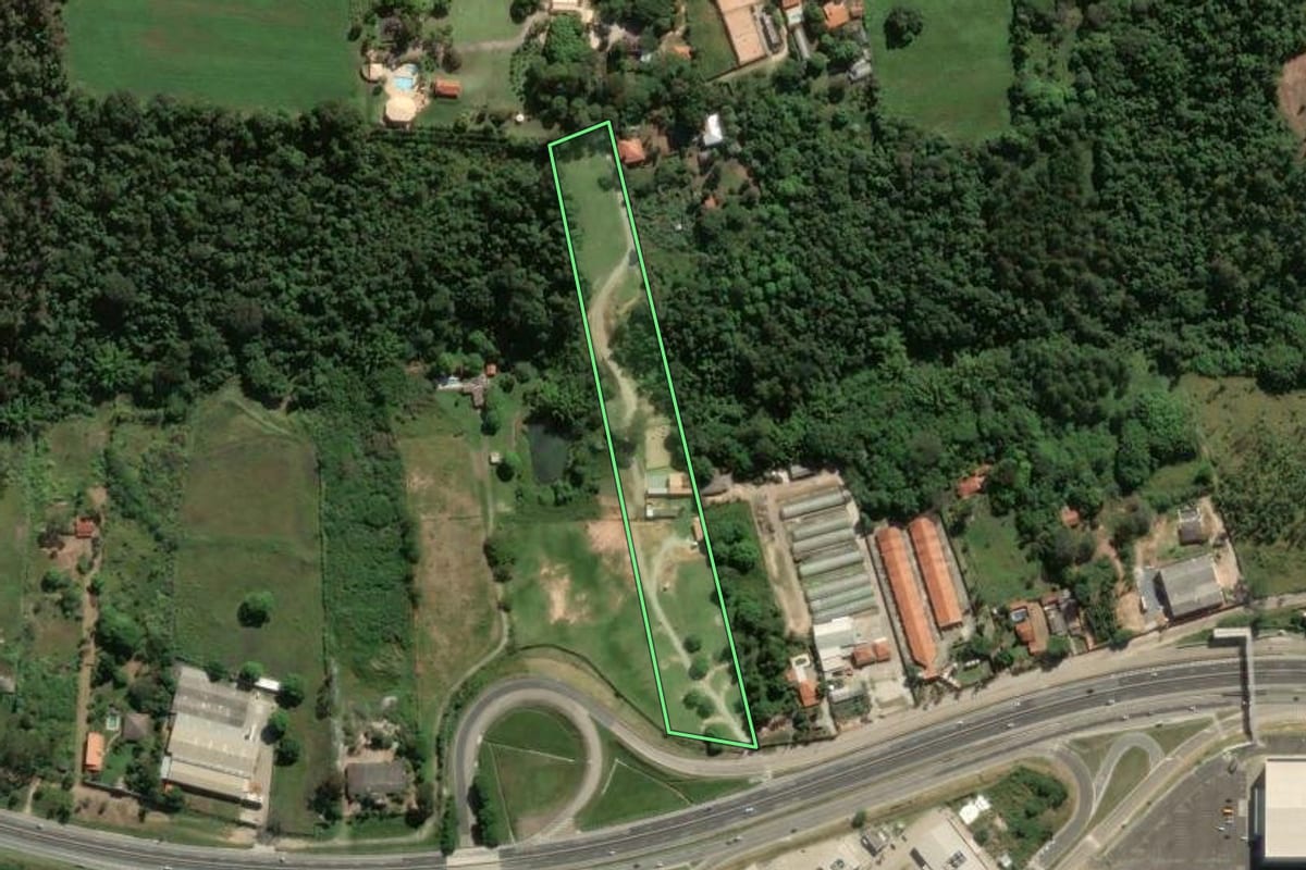 Imagem de satélite do imóvel rural em Sorocaba (SP), com o contorno declarado no CAR desenhado por cima.