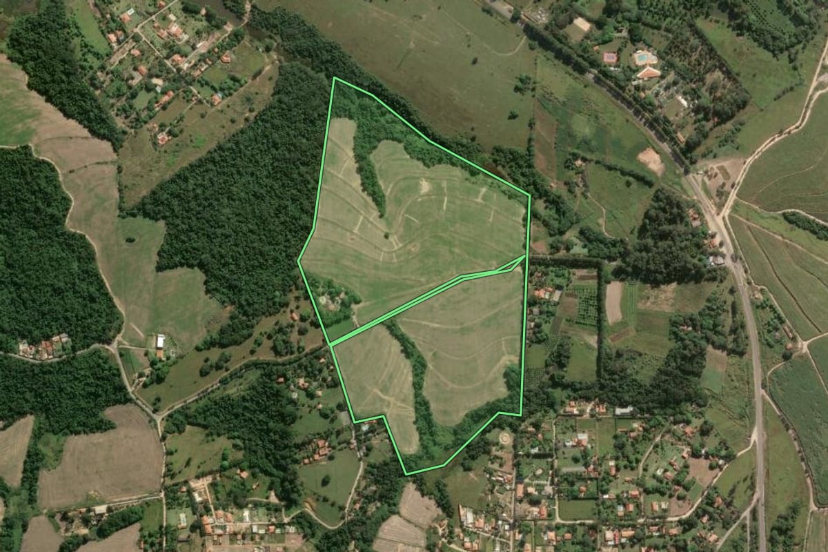 Imagem de satélite do imóvel rural em Sorocaba (SP), com o contorno declarado no CAR desenhado por cima.