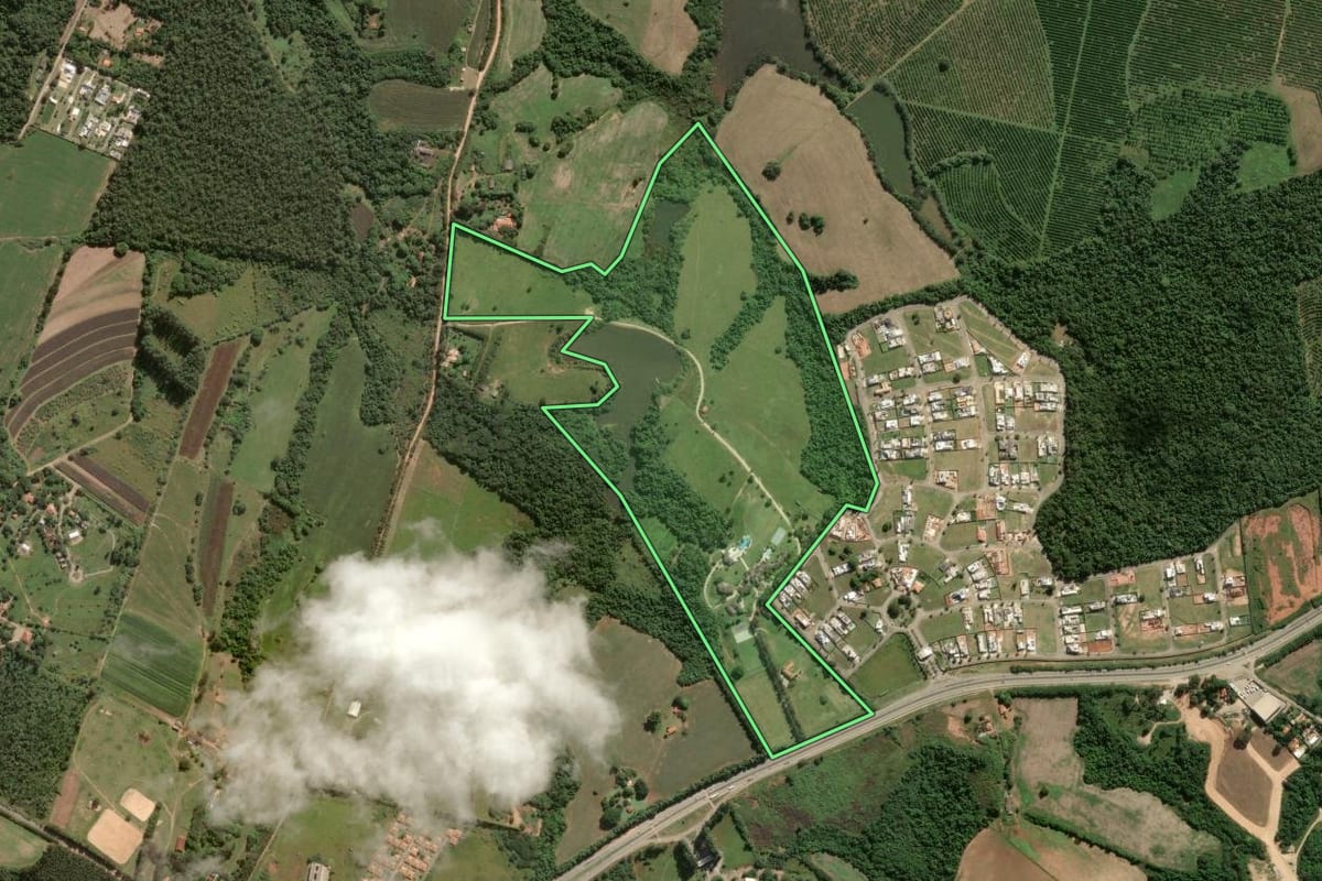 Imagem de satélite do imóvel rural em Sorocaba (SP), com o contorno declarado no CAR desenhado por cima.