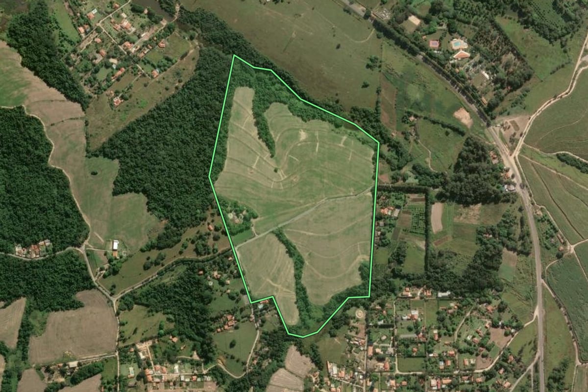 Imagem de satélite do imóvel rural em Sorocaba (SP), com o contorno declarado no CAR desenhado por cima.