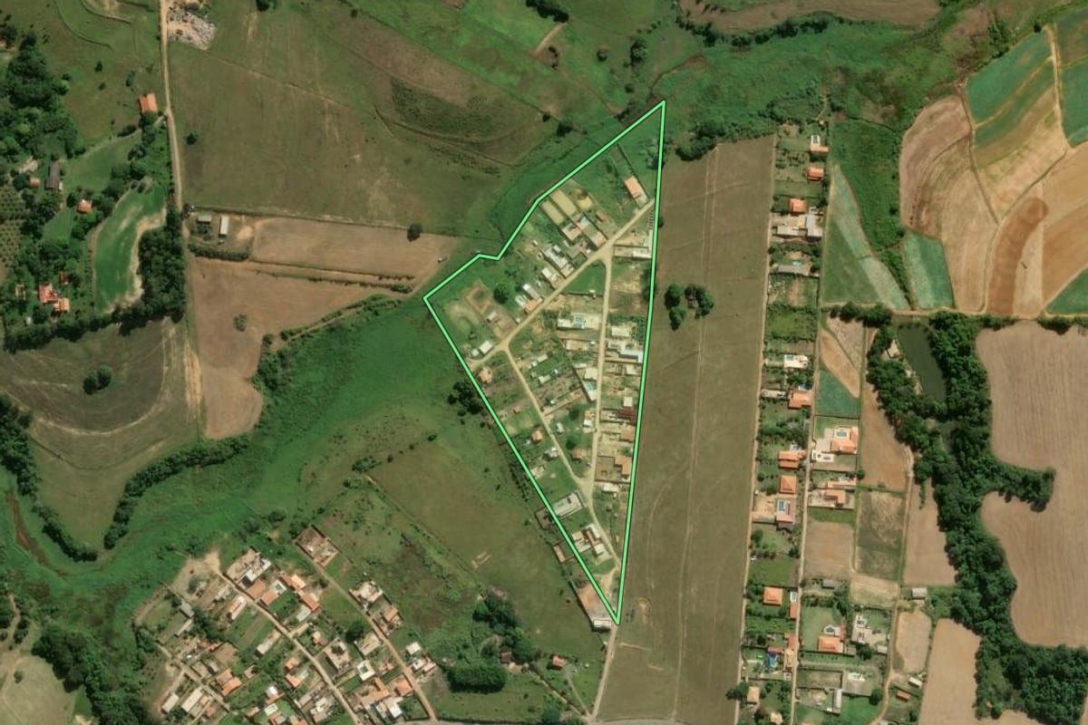 Imagem de satélite do imóvel rural em Sorocaba (SP), com o contorno declarado no CAR desenhado por cima.