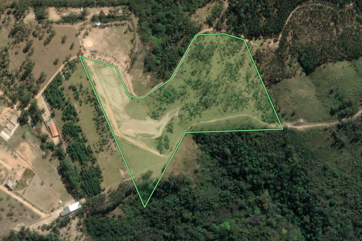 Imagem de satélite do imóvel rural em Sorocaba (SP), com o contorno declarado no CAR desenhado por cima.