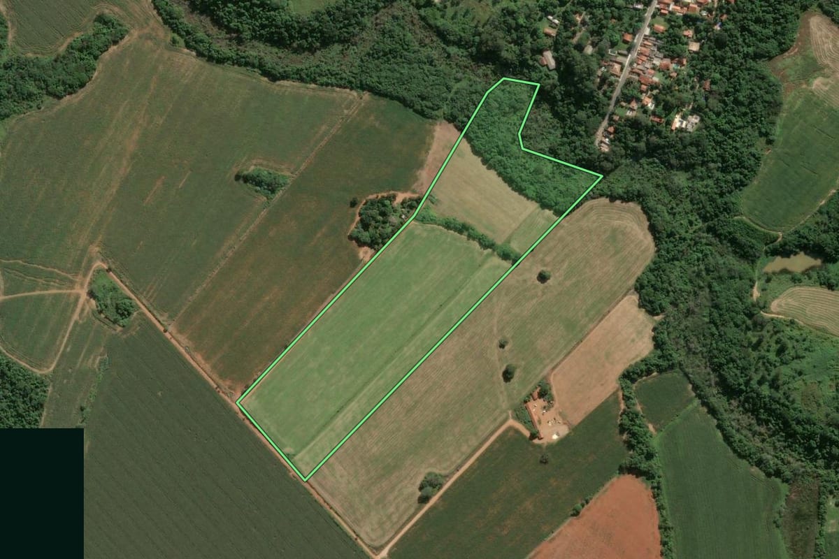 Imagem de satélite do imóvel rural em Sorocaba (SP), com o contorno declarado no CAR desenhado por cima.