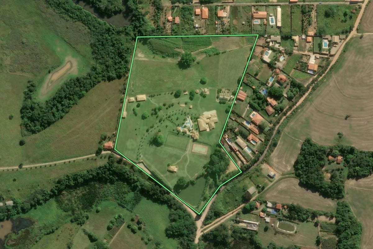 Imagem de satélite do imóvel rural em Sorocaba (SP), com o contorno declarado no CAR desenhado por cima.