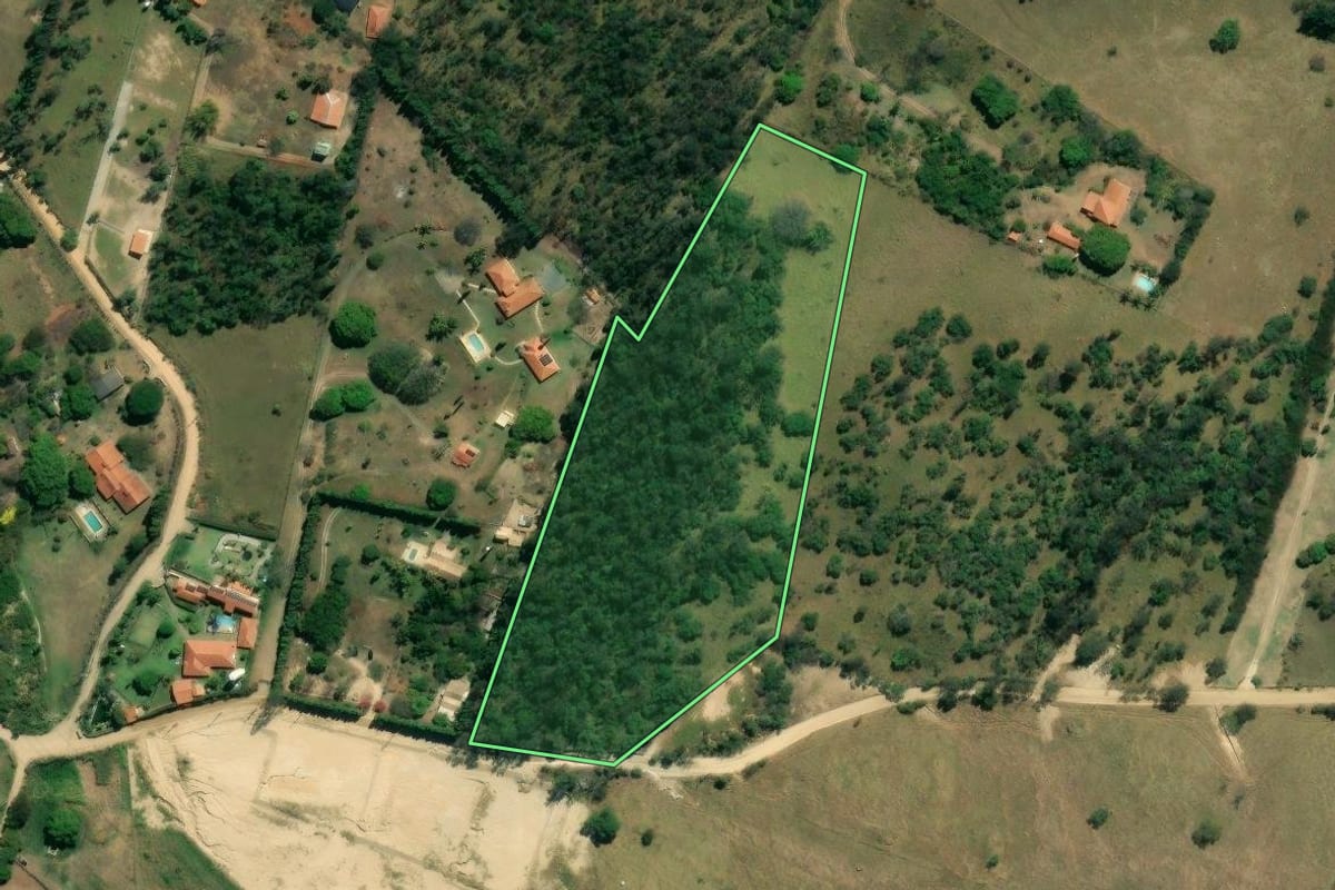 Imagem de satélite do imóvel rural em Sorocaba (SP), com o contorno declarado no CAR desenhado por cima.