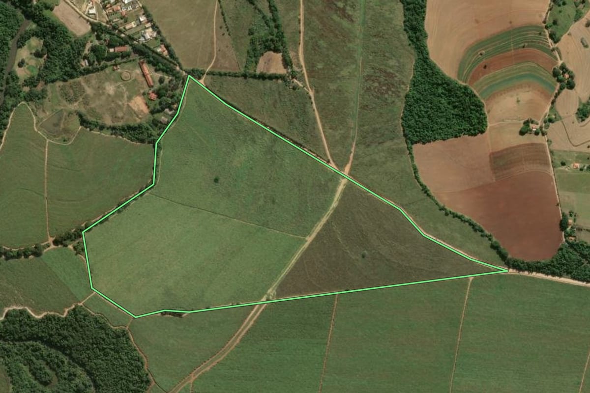 Imagem de satélite do imóvel rural em Sorocaba (SP), com o contorno declarado no CAR desenhado por cima.