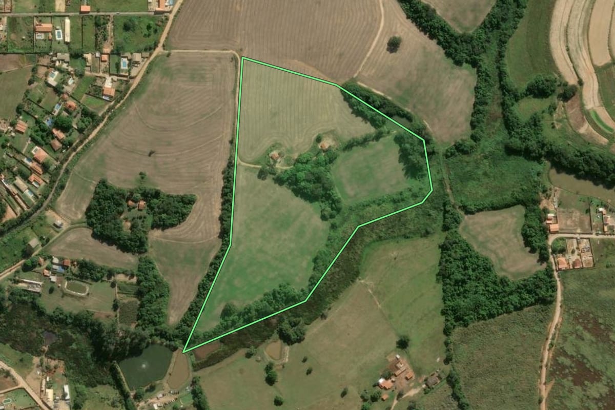 Imagem de satélite do imóvel rural em Sorocaba (SP), com o contorno declarado no CAR desenhado por cima.