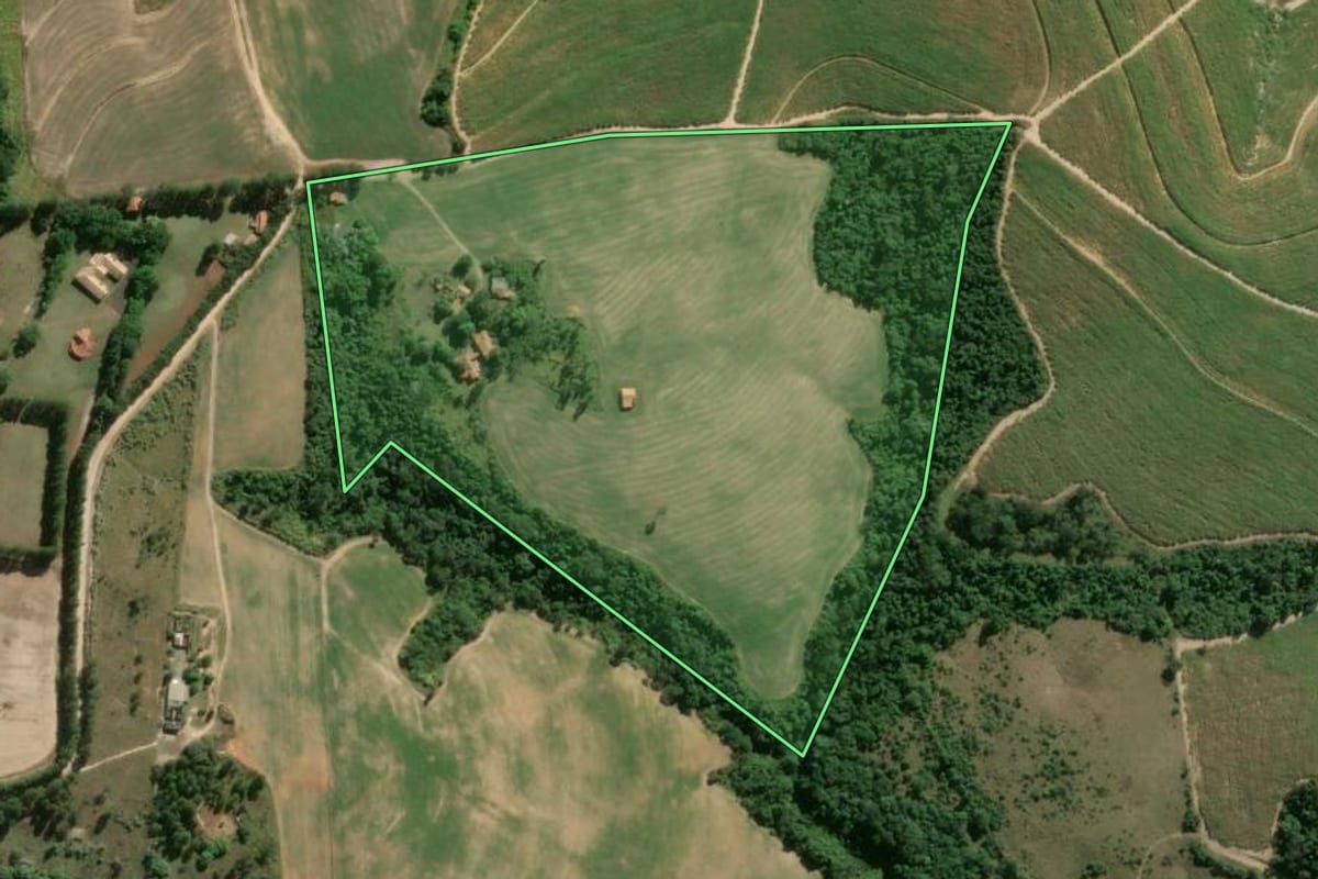 Imagem de satélite do imóvel rural em Sorocaba (SP), com o contorno declarado no CAR desenhado por cima.