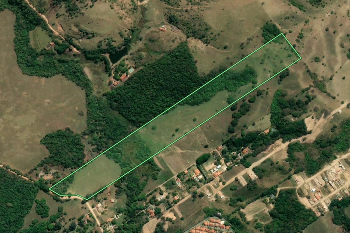 Imagem de satélite do imóvel rural em Sorocaba (SP), com o contorno declarado no CAR desenhado por cima.