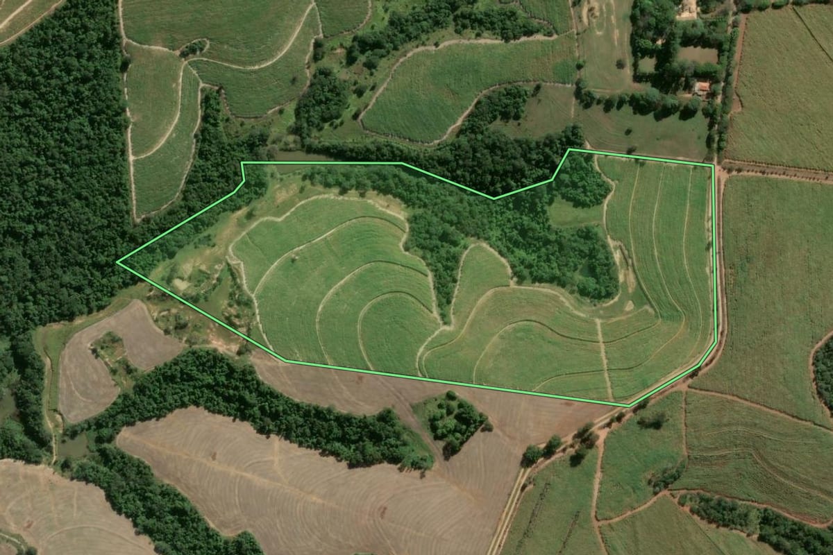 Imagem de satélite do imóvel rural em Sorocaba (SP), com o contorno declarado no CAR desenhado por cima.