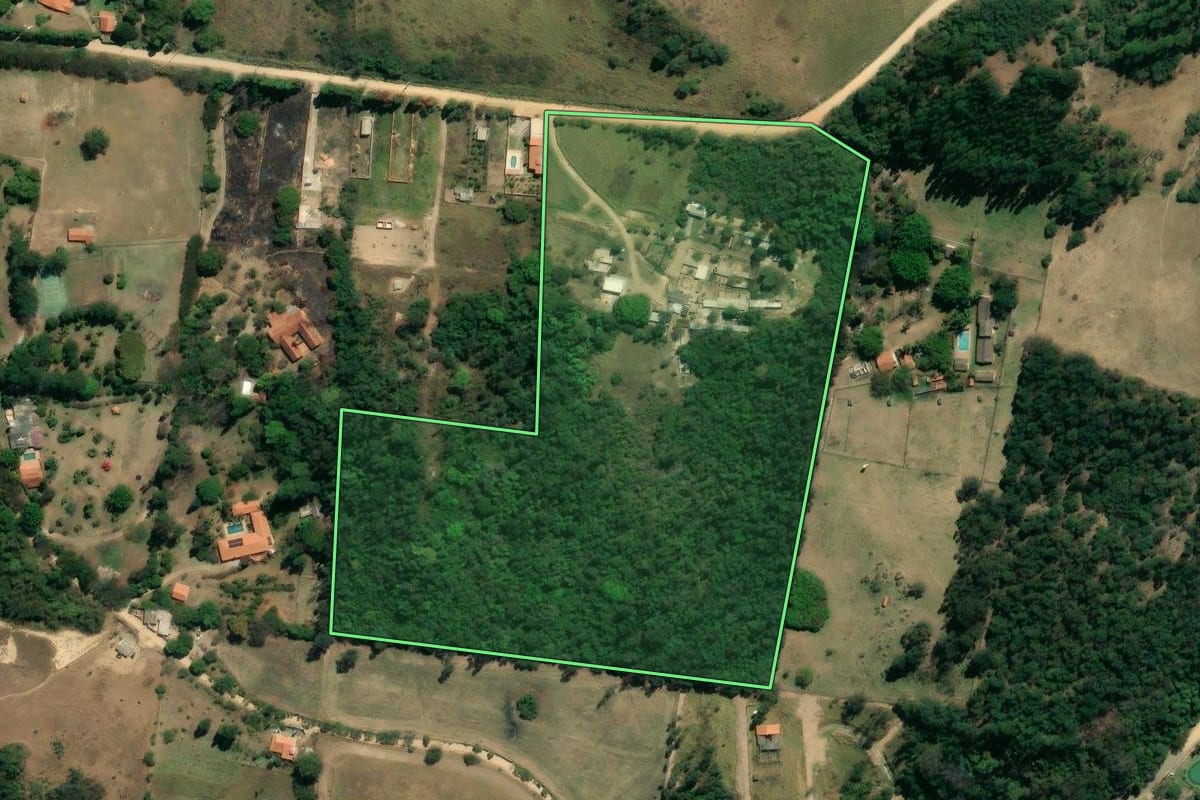 Imagem de satélite do imóvel rural em Sorocaba (SP), com o contorno declarado no CAR desenhado por cima.