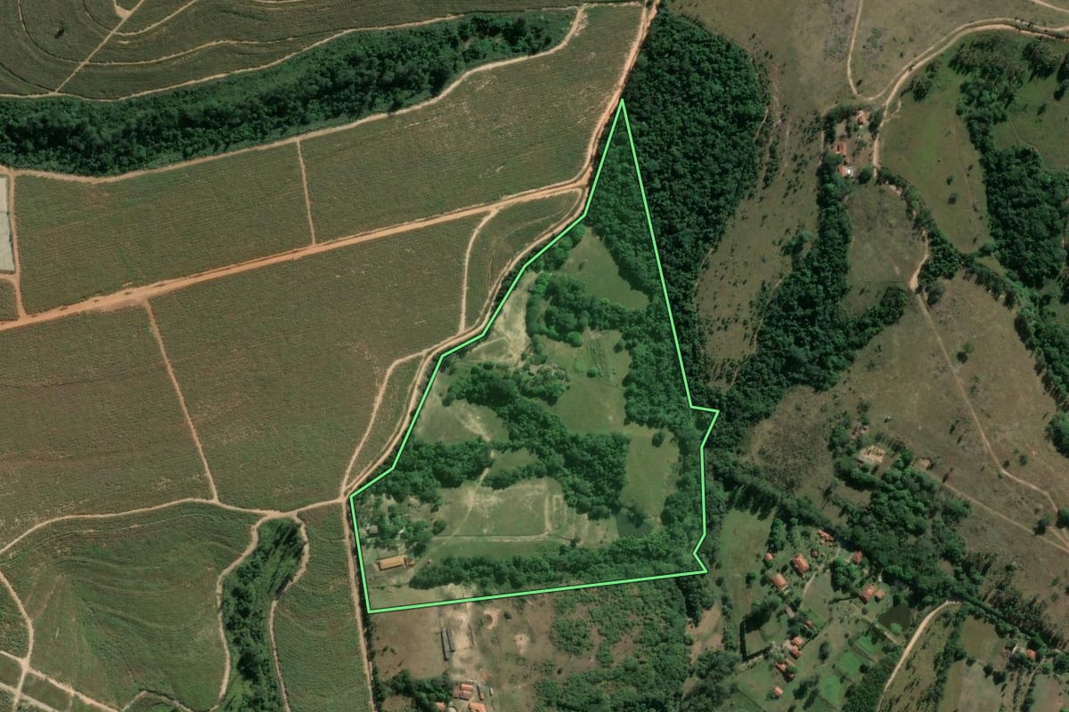 Imagem de satélite do imóvel rural em Sorocaba (SP), com o contorno declarado no CAR desenhado por cima.