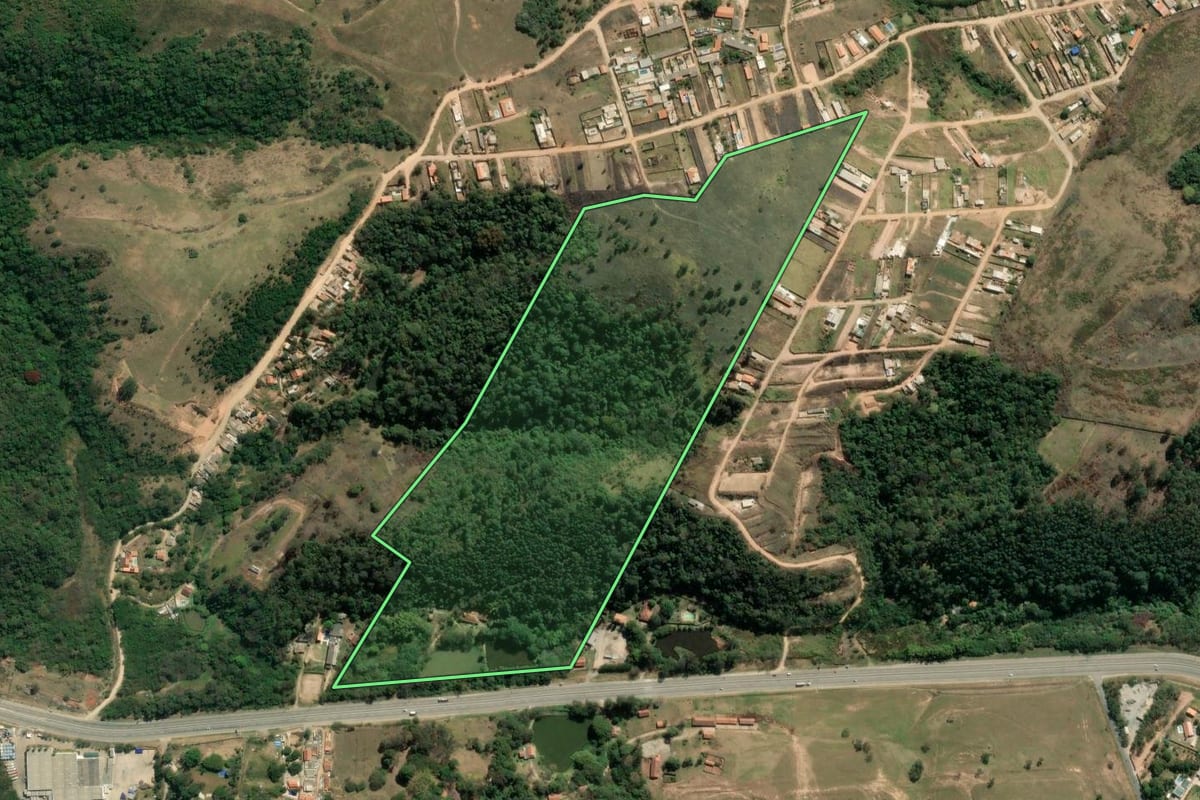 Imagem de satélite do imóvel rural em Sorocaba (SP), com o contorno declarado no CAR desenhado por cima.